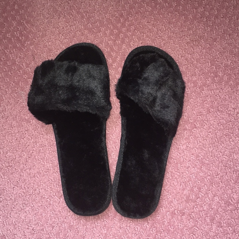 fuzzy slippers size 7